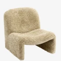 Designerski fotel boucle Madam Stoltz w kolorze ciepłego beżu z miękką tapicerką i rzeźbiarską formą.