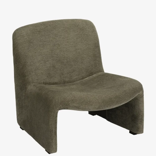 Fotel wypoczynkowy Madam Stoltz w kolorze oliwkowej zieleni z elegancką tapicerką velvet i nowoczesną, rzeźbiarską formą.