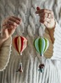 Bloomingville – zestaw 2 kolorowych zawieszek na choinkę w kształcie balonów z dekoracyjnymi figurkami.