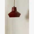 Madam Stoltz – metalowa lampa wisząca emaliowana w głębokim wiśniowym kolorze o wymiarach 22 × 19 cm.