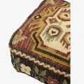 Puf Kilim Madam Stoltz z geometrycznym wzorem i wyrazistą plecioną strukturą.