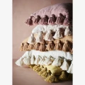 Dekoracyjna poszewka Madam Stoltz 60 × 60 cm w neutralnym kolorze off white.