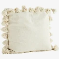Madam Stoltz – bawełniana poszewka boho z frędzlami off white 60 × 60 cm.
