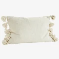 Madam Stoltz – bawełniana poszewka boho z frędzlami off white 40 × 60 cm.
