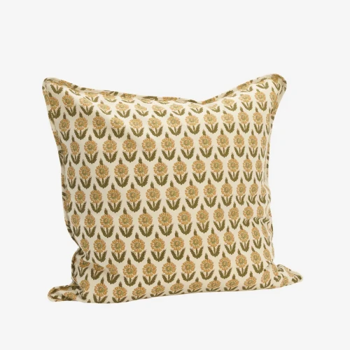 Madam Stoltz – bawełniana poszewka boho off white 50 × 50 cm z drobnym żółto-zielonym wzorem kwiatowym.