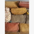 Madam Stoltz – pikowana kosmetyczka z bawełnianego aksamitu w eleganckim kolorze ciemnego taupe, 30 × 10 × 20 cm.