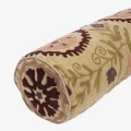 Madam Stoltz – haftowana aksamitna poduszka wałek boho Suzani 20 × 55 cm w beżowych, oliwkowych, bordowych i fioletowych odcieniach.