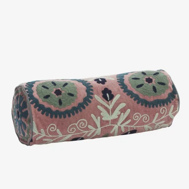 Madam Stoltz – Haftowana poduszka aksamitna wałek boho Suzani 20 × 55 cm