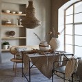 Wisząca lampa jutowa Nest – kilka lamp zawieszonych na różnych wysokościach może stworzyć efektowną aranżację nad stołem lub barem.