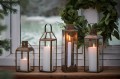 Smukły szklany lampion z metalową ramą – nastrojowe światło do wnętrza