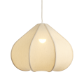 Lampa wisząca Milla Affari of Sweden z kremowym kloszem o organicznej formie, wysokość 44 cm.