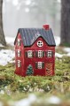 Domek ceramiczny Ib Laursen z motywem choinki o wysokości 18,5 cm